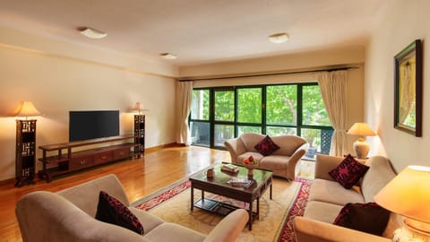 Communal lounge/ TV room, Balcony/Terrace, Living room, City view, Family, Family