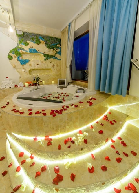 Hot Tub, Living room, Seating area, City view, Garden view, Sea view