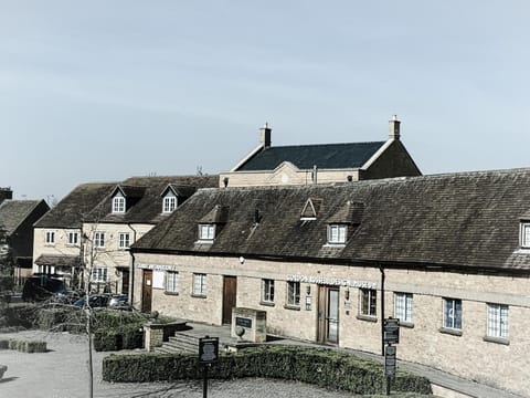 No.10 Broadway Apartment in Broadway