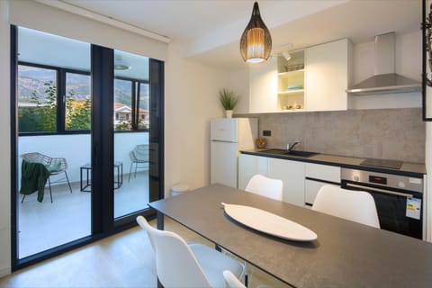 Kitchen or kitchenette, Dining area, stove