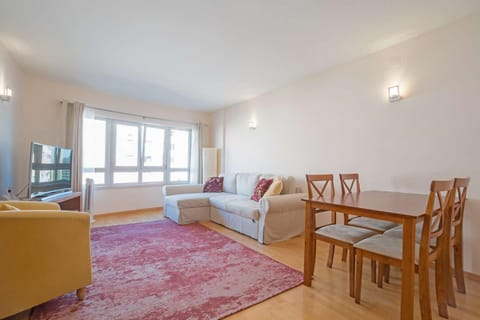 Day, Dining area