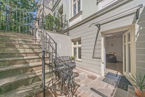 Facade/entrance, Balcony/Terrace