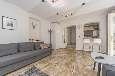 Photo of the whole room, Dining area