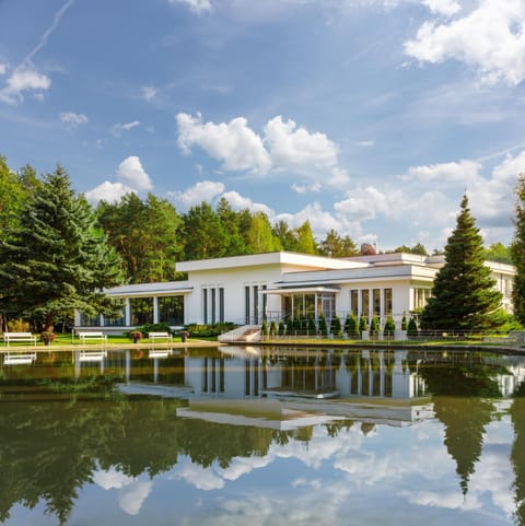 Property building, Nearby landmark, Day, Natural landscape, Garden, Seating area, Garden view, Area and facilities, locker