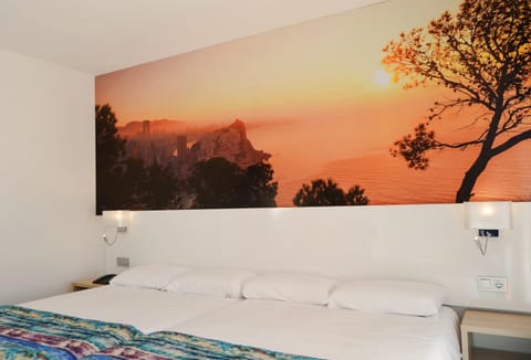 TV and multimedia, Photo of the whole room, Decorative detail, Bedroom