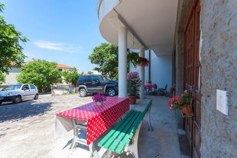 Patio, BBQ facilities