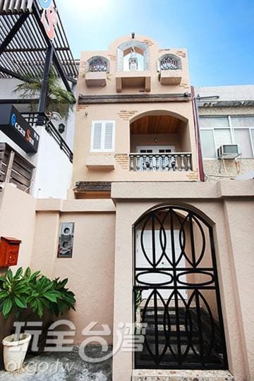 Facade/entrance
