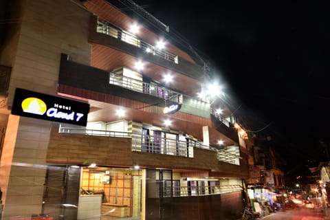Facade/entrance, Night