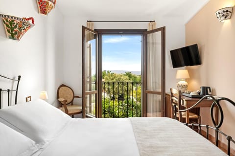 Bed, TV and multimedia, View (from property/room), Balcony/Terrace, Bedroom