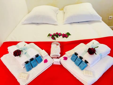 Photo of the whole room, Bedroom, towels