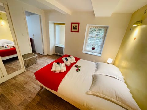 Bed, Photo of the whole room, Bedroom, towels