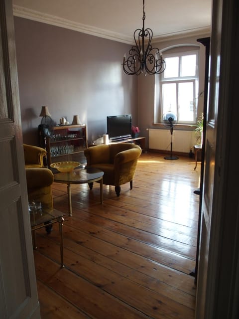 Communal lounge/ TV room, TV and multimedia, Living room, Lounge or bar, Seating area