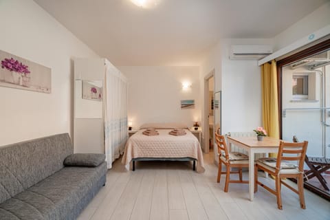 Photo of the whole room, Dining area, Bedroom