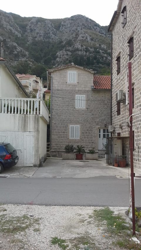 Facade/entrance, Neighbourhood, Street view, Parking
