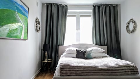 Bed, Photo of the whole room, Decorative detail, Seating area, Bedroom
