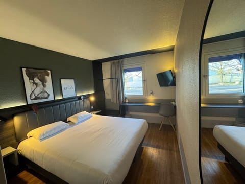 Bed, Photo of the whole room, Bedroom