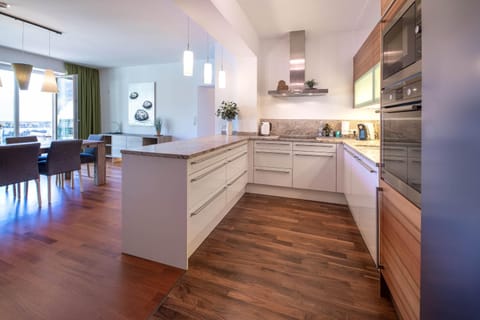 Kitchen or kitchenette, Dining area, minibar, pet friendly, stove, kitchen