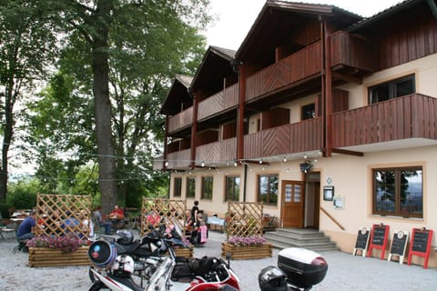 Restaurant/places to eat, Facade/entrance, Summer, Garden, Balcony/Terrace, On site, Garden view, group of guests