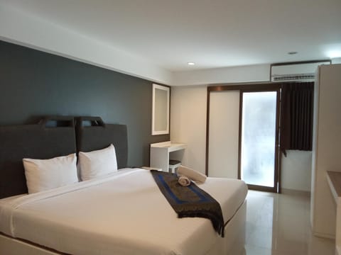 Bed, Photo of the whole room, Bedroom, air conditioner
