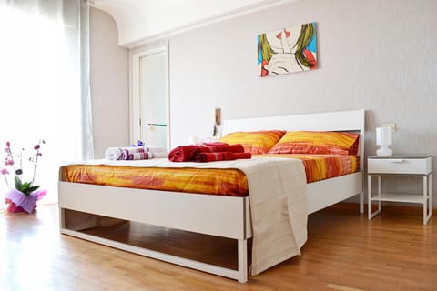 Bed, Balcony/Terrace, Bedroom, Street view, Street view, Family, Family, Quiet street view