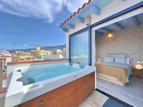 Restaurant/places to eat, Bed, Off site, Neighbourhood, Activities, Hot Tub, TV and multimedia, View (from property/room), Balcony/Terrace, Photo of the whole room, Animals, Animals, Bedroom, Pets, Pets, City view, Mountain view, Sea view, Street view, Area and facilities, Location, Sunrise, Sunset, Parking, furniture, heating, pet friendly, safe, storage, sunbed, wardrobe, washing machine, dryer, elevator, air conditioner