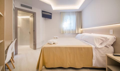 Shower, Bed, TV and multimedia, Bedroom