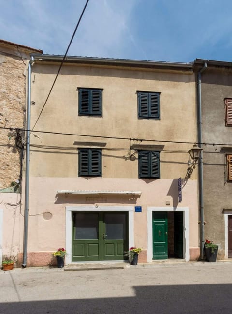 Facade/entrance, Off site