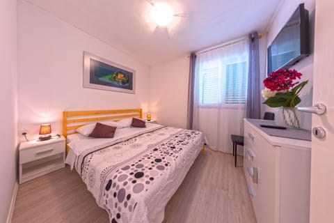 Bed, TV and multimedia, Bedroom