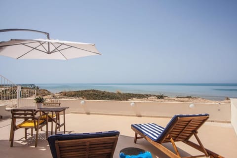 Nearby landmark, Day, Natural landscape, View (from property/room), Balcony/Terrace, Dining area, Beach, Sea view, sunbed