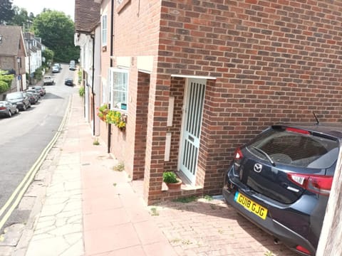 Property building, Facade/entrance, Neighbourhood, Street view, Parking