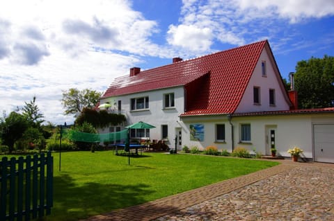 Property building, Patio, Facade/entrance, Garden, Table tennis, Balcony/Terrace