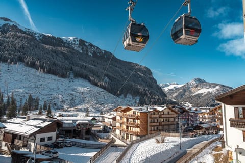 Property building, Nearby landmark, Day, Natural landscape, Bird's eye view, Winter, View (from property/room), City view, Mountain view