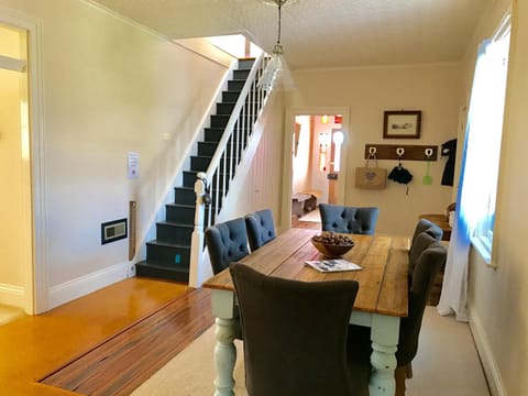 Seating area, Dining area