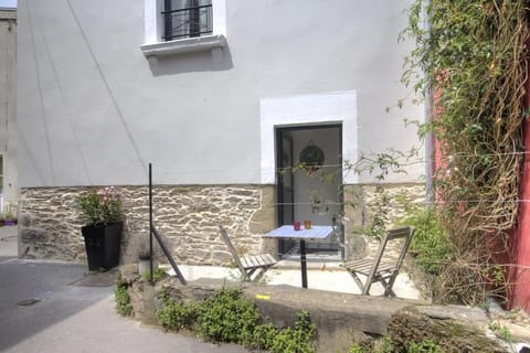 Le 22 grand rue House in Rezé