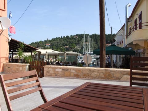 Property building, Restaurant/places to eat, Neighbourhood, Beach, Shopping Area