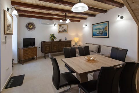 Communal lounge/ TV room, Bed, Living room, Street view, children, Family