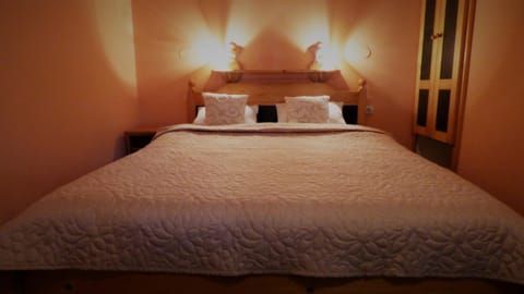 Bed, Decorative detail, Decorative detail, Bedroom, Garden view