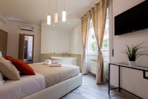 Shower, Toilet, Bed, Bathroom, TV and multimedia, Bedroom