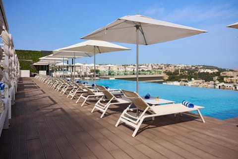 Restaurant/places to eat, Swimming pool, Drinks, Alcoholic drinks