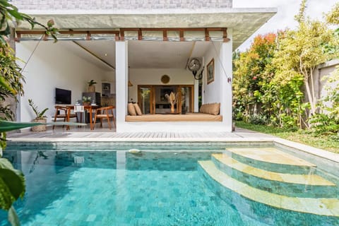 Property building, Patio, Day, Garden, Living room, Seating area, Dining area, Garden view, Swimming pool