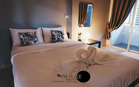 Bed, Photo of the whole room, Decorative detail