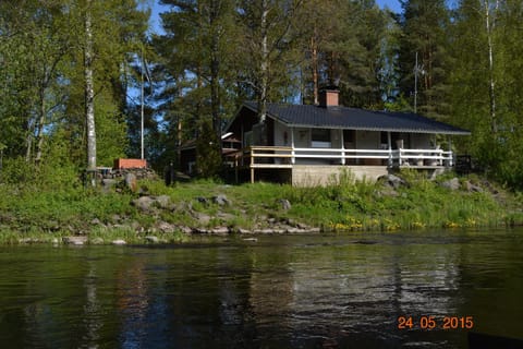 Shower, Property building, Patio, BBQ facilities, Coffee/tea facilities, Balcony/Terrace, Kitchen or kitchenette, Living room, Dining area, River view