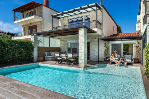 Property building, Balcony/Terrace, Swimming pool