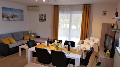 Living room, Dining area