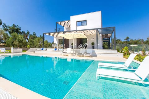Facade/entrance, Day, Summer, Garden, On site, Pool view, Swimming pool, Swimming pool