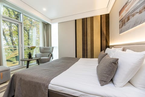 Bed, View (from property/room), Seating area, Bedroom, City view, Street view, Area and facilities