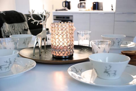 Coffee/tea facilities, Decorative detail, Decorative detail, Drinks