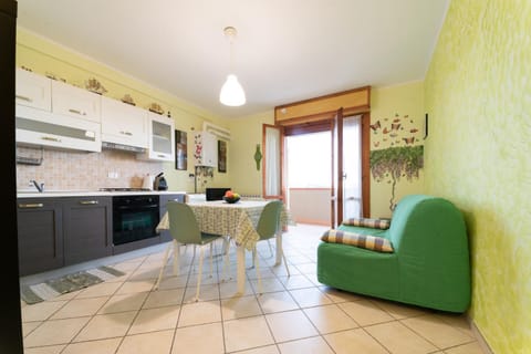 Kitchen or kitchenette, Living room, Dining area, oven, pet friendly, stove