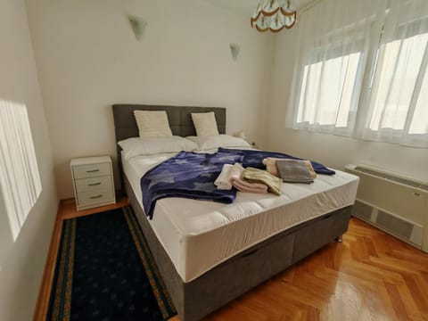 Bedroom, air conditioner