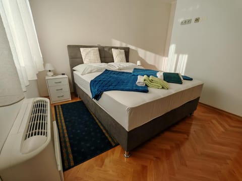 Bedroom, air conditioner